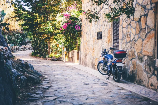 Moto bicicleta estacionada fora na antiga cidade europeia, imagem com re — Fotografia de Stock