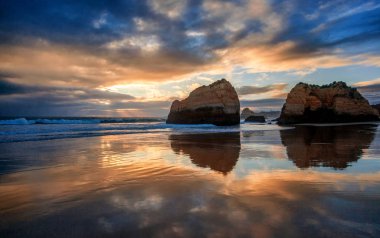 Günbatımı, Algarve, Portekiz Atlantik sahilinde. Güzel çarpıcı 
