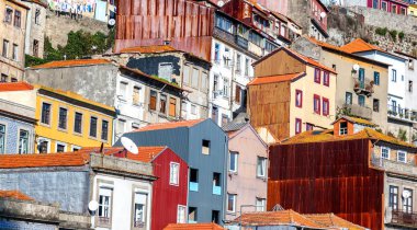 Porto, Portekiz, cephe tarihi merkezinde eski binaların