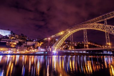 Dom Luis köprü geceleri ışıklı. Porto, Portekiz Batı Avrupa Birliği