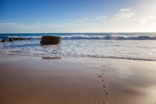 Minimalistic marine background, blue ocean, sandy beach, footpri — Stock Photo, Image