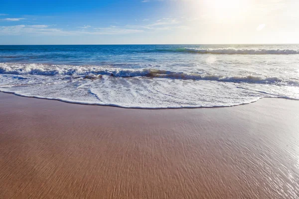 Minimalistische achtergrond, blauwe oceaan, zanderige strand, schittering van t — Stockfoto