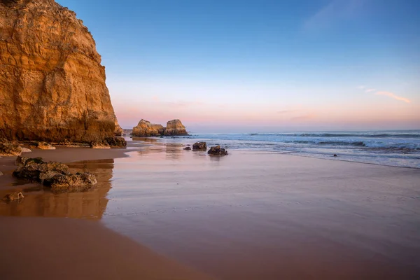 Costa Atlântica ao pôr do sol, Algarve, Portugal. Impressionante linda — Fotografia de Stock