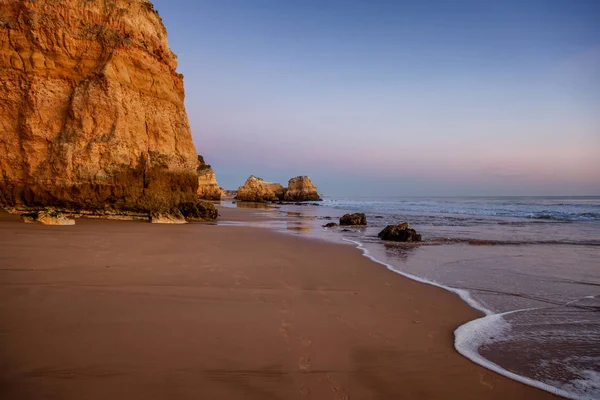 Günbatımı, Algarve, Portekiz Atlantik sahilinde. Güzel çarpıcı — Stok fotoğraf