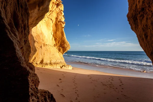 Algarve, Portekiz, sarı ro ile çarpıcı bir deniz okyanus manzara — Stok fotoğraf