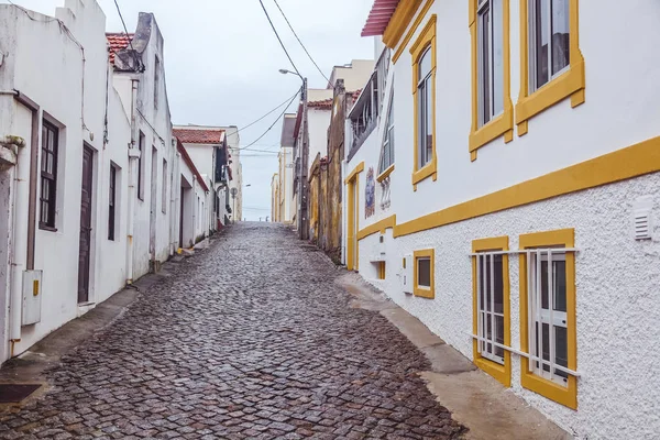 Wunderschönes Stadtbild. gepflasterten straße im zentrum von nova costa, — Stockfoto