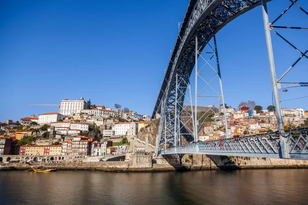 Hermoso paisaje urbano, Oporto, Portugal, ciudad vieja. Vista de la famo —  Fotos de Stock