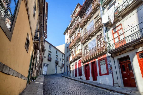 Prachtige skyline, straat in het historische centrum van Porto, Por — Stockfoto