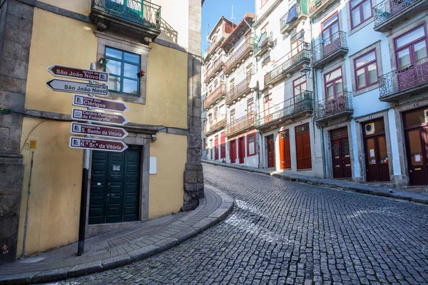 Bela paisagem urbana, rua no centro histórico do Porto, Por — Fotografia de Stock