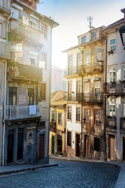 Porto, portugal, straße, fassaden alter gebäude in den histori — Stockfoto