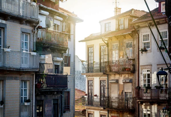 Porto, Portugal, rue, façades de vieux bâtiments dans les histori — Photo