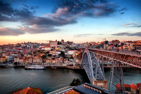 Porto, Portugal ciudad vieja skyline desde el otro lado del río Duero, ser —  Fotos de Stock