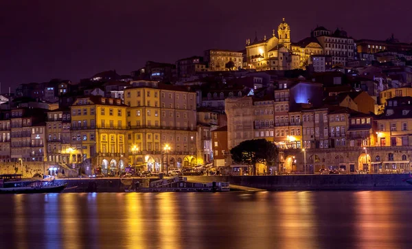 Porto, Portugal ciudad vieja skyline desde el otro lado del río Duero, ser —  Fotos de Stock