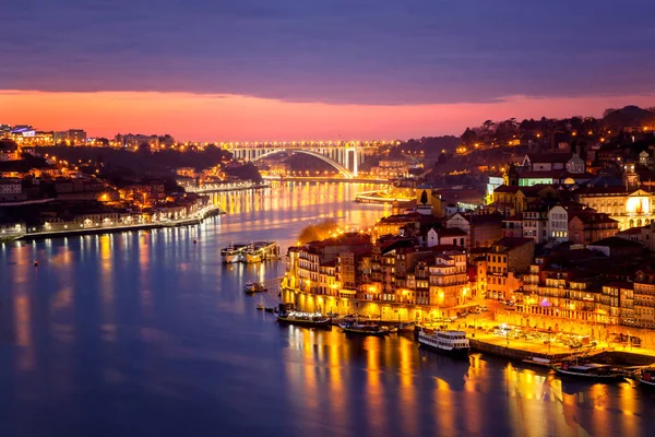 Porto, Portugal vieille ville skyline de l'autre côté du fleuve Douro, be — Photo