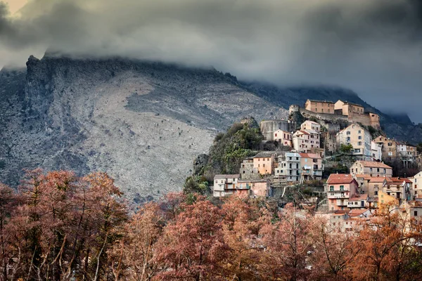 Corte, město v horách, Francie, na ostrov Korsika. B — Stock fotografie