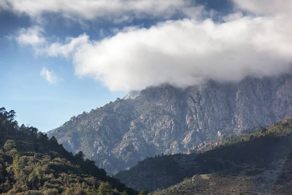 Κορσική, Γαλλία, πανέμορφο ορεινό τοπίο με σύννεφα και bl — Φωτογραφία Αρχείου