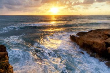 Fantastik çarpıcı renkli günbatımı, dalgalar ve deniz sunligh tarafından