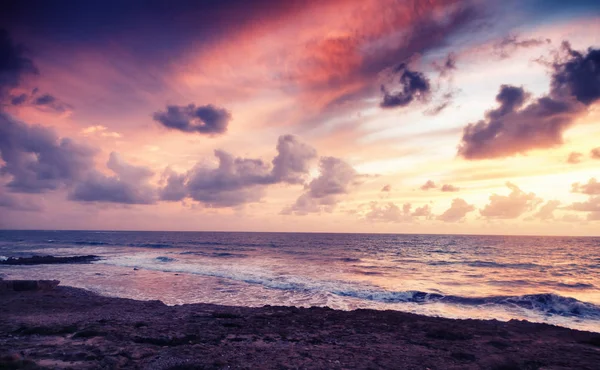 Fantastische prachtige kleurrijke landschap, zonsondergang op de oever van th — Stockfoto