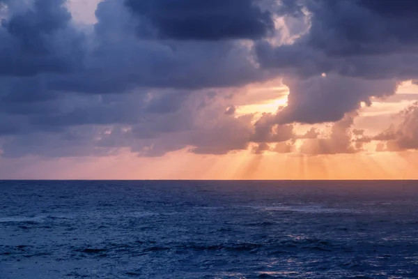 Fantastische atemberaubende farbenfrohe Landschaft, Sonnenuntergang am Ufer des — Stockfoto