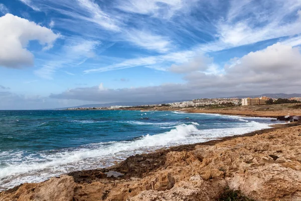 Un paisaje colorido impresionante fantástico, una orilla azul del mar, el c —  Fotos de Stock