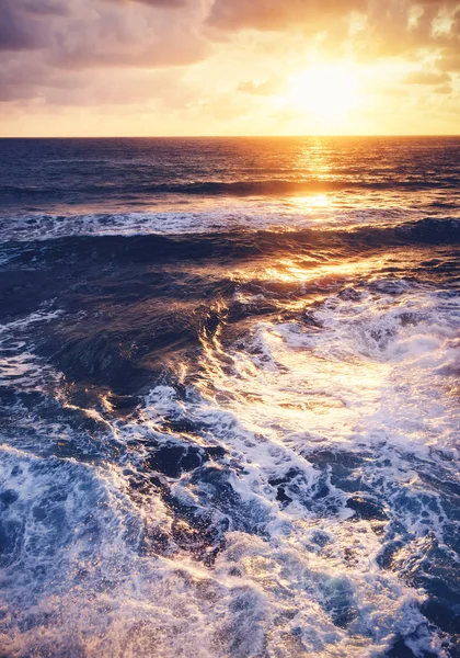 Fantastische prachtige kleurrijke zonsondergang door de zee, golven en sunligh — Stockfoto