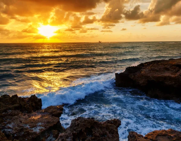 Superbe coucher de soleil coloré au bord de la mer, vagues et soleil — Photo