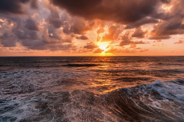 Fantastische prachtige kleurrijke zonsondergang door de zee, golven en sunligh — Stockfoto