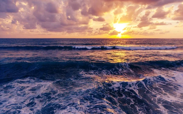 Fantastico tramonto colorato mozzafiato in riva al mare, onde e sole — Foto Stock