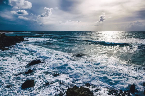 Prachtige zee zonsondergang landschap met dramatische wolken en golven — Stockfoto