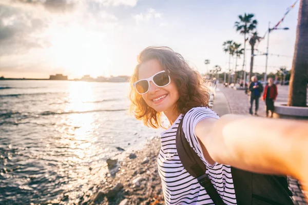 Belle jeune femme faisant selfie sur la plage mer et ville bac — Photo