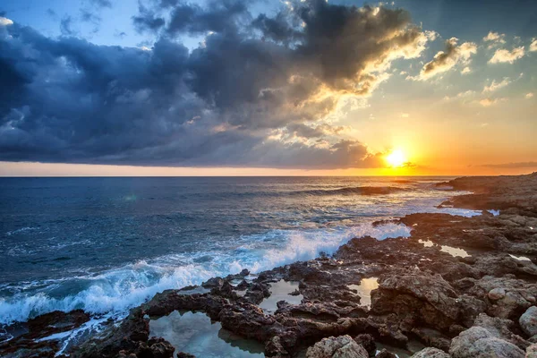 Fantastico splendido paesaggio colorato, tramonto sulla riva del Th — Foto Stock