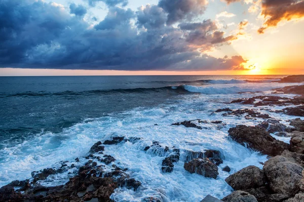 Fantastische prachtige kleurrijke landschap, zonsondergang op de oever van th — Stockfoto