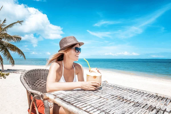 Mujer rubia feliz en sombrero y gafas de sol en la playa tropical s —  Fotos de Stock