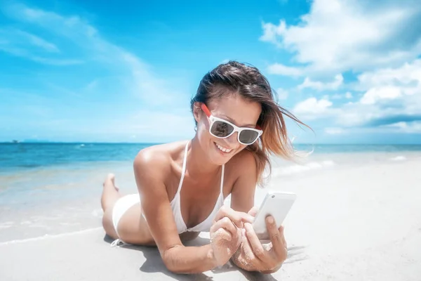 Schöne junge Frau im weißen Bikini auf einem wunderschönen Paradies — Stockfoto