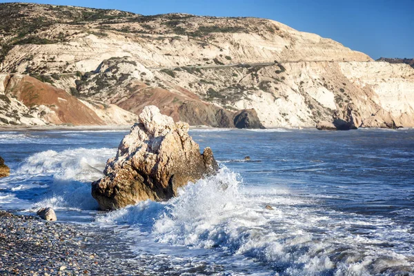 Prachtig zeegezicht kiezelstrand, kliffen, het beroemde strand van Ap — Stockfoto