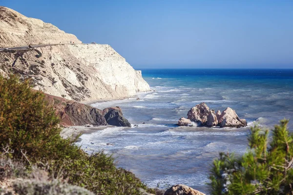 Prachtige landschap, de zee en de heuvels, Kaap van Aphrodite, Cyprus, een — Stockfoto