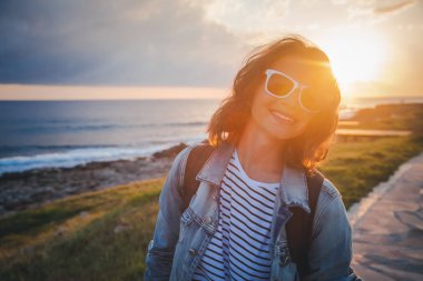 genç güzel kadın Gezgin güneş, sahil boyunca yürüyüş