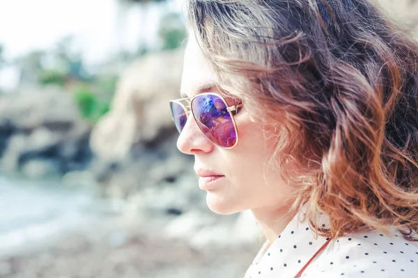 Portrait of a beautiful young woman in profile in fashion sungla — Stock Photo, Image