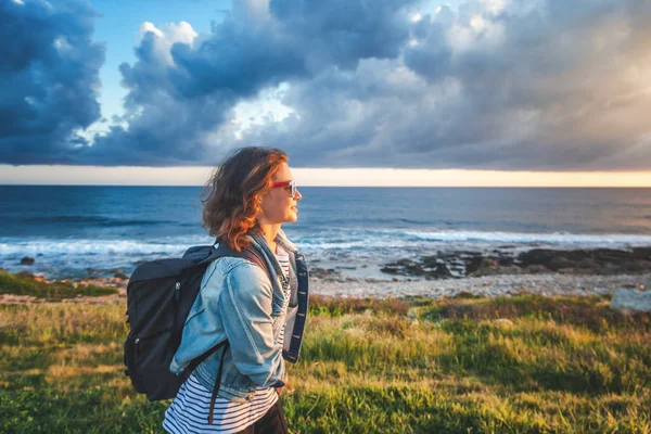 Młoda kobieta piękne podróżnik spacerując brzegiem morza słońce — Zdjęcie stockowe