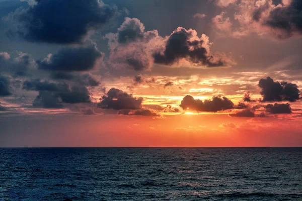 Beautiful stunning sunset at the sea, bright natural colors, bac — Stock Photo, Image