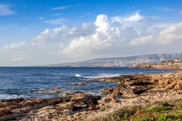 Fantastik bir çarpıcı renkli manzara, mavi deniz kıyısında, c — Stok fotoğraf
