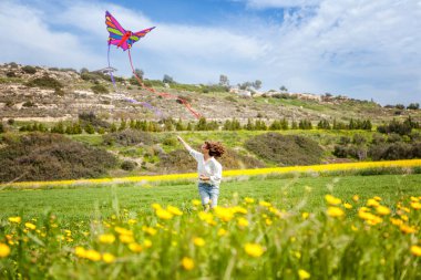 Mutlu genç kadın temizleyerek bir çiçek açan Bahar üzerinde bir uçurtma başlattı.