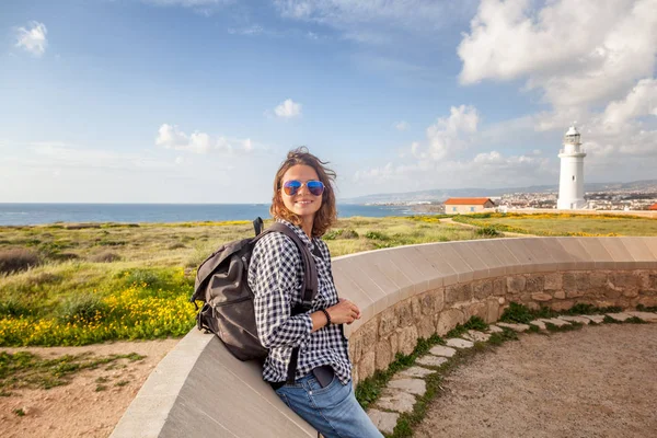Young beautiful female tourist girl on a background of beautiful — Stock Photo, Image