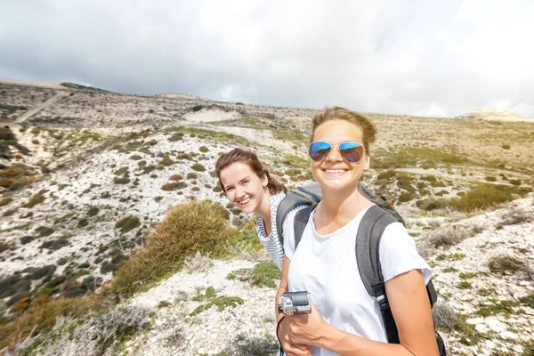 Zwei glückliche attraktive junge Mädchen, die zusammen reisen, wandern, nat — Stockfoto