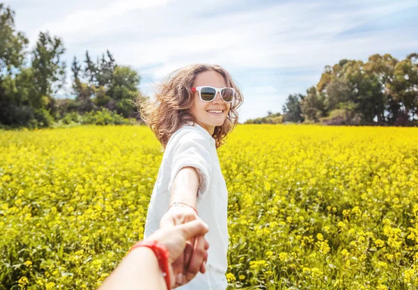 Retrato de una hermosa joven con pelo ondulado caminando — Foto de Stock