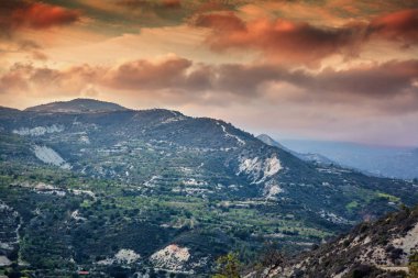 Güzel gün batımı dağlarda, Kıbrıs Troodos. Yeşil tepeler,
