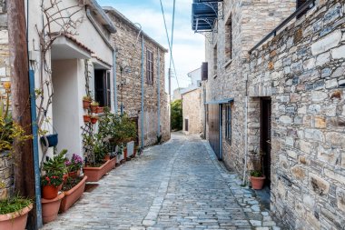 Pano Lefkara köyde rahat dar sokak. Limasol Bölgesi, C