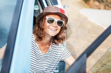 Seyahat - şapka kadında genç güzel hipster seyahat araba, ren