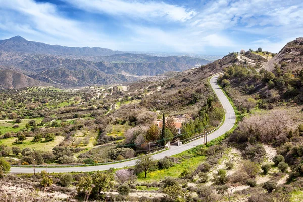 Hermoso paisaje, un camino en las montañas en Chipre —  Fotos de Stock