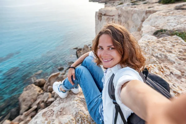 Güzel genç kız selfie bir deniz gecikme arka plan üzerinde yapıyor — Stok fotoğraf